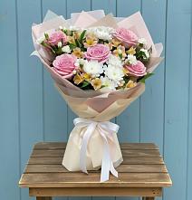 Букет цветов из:  Гвоздики, Орхидеи и Розы в Кохме