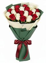 Букет Микс из красных и белых роз в Кохме