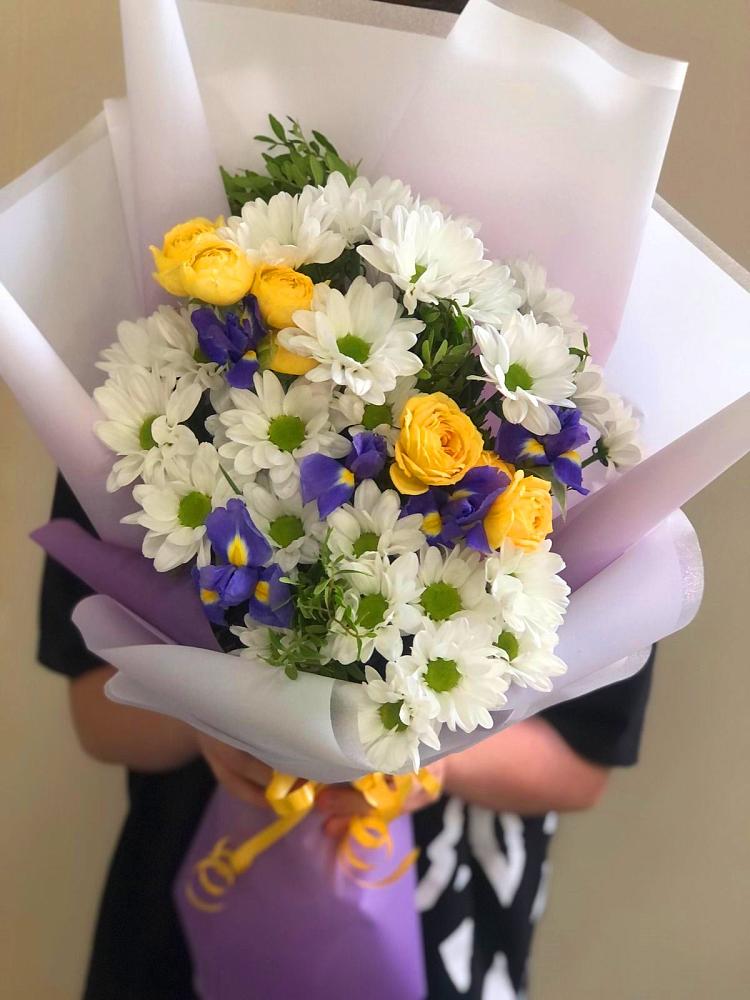 Букет цветов из: Ирисы, Хризантемы и Розы в Кохме