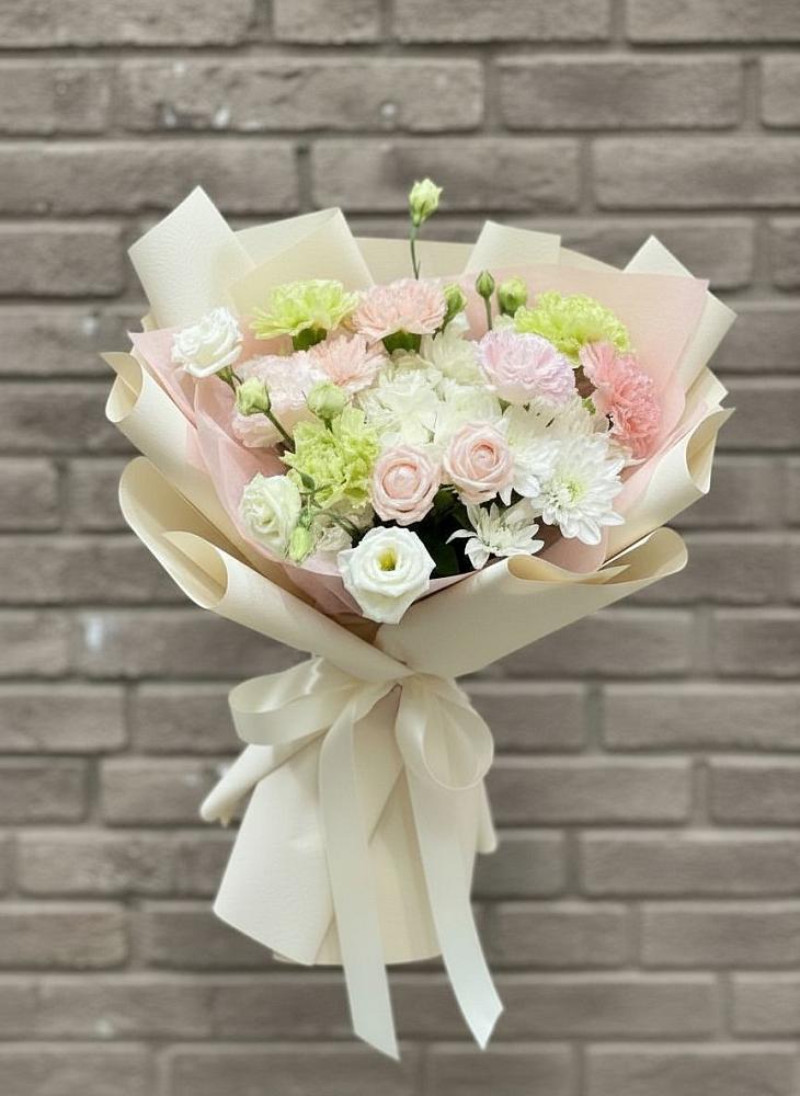 Букет цветов из: Гвоздики, Розы, Лизиантусы и Хризантемы в Кохме