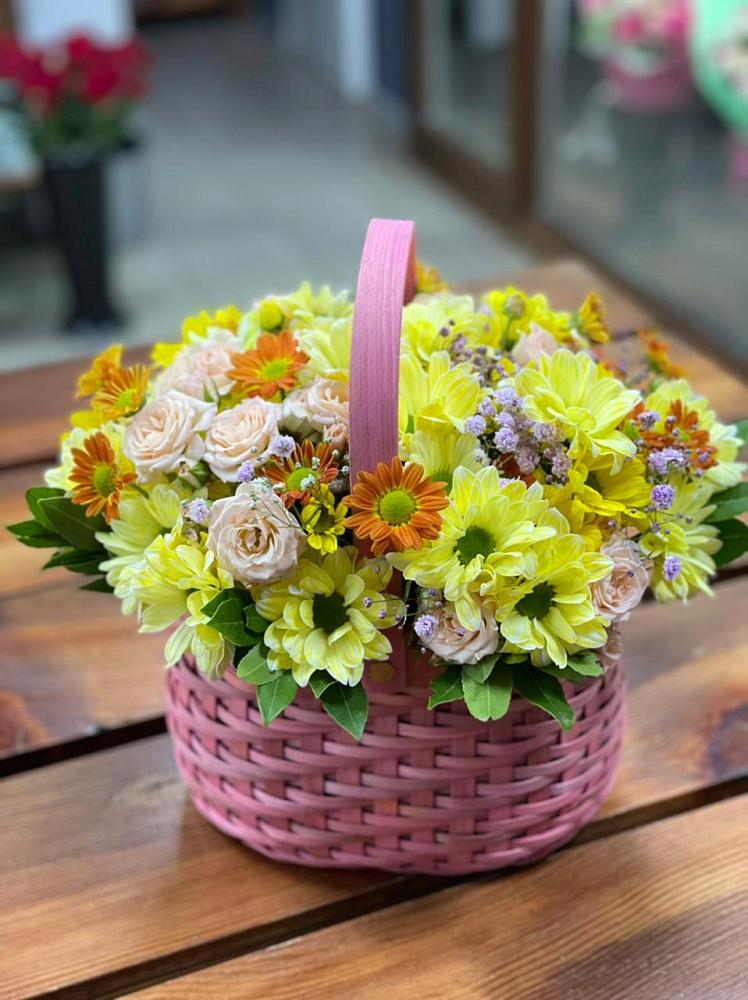 Цветочная композиция из Хризантемы и Розы в корзине в Кохме