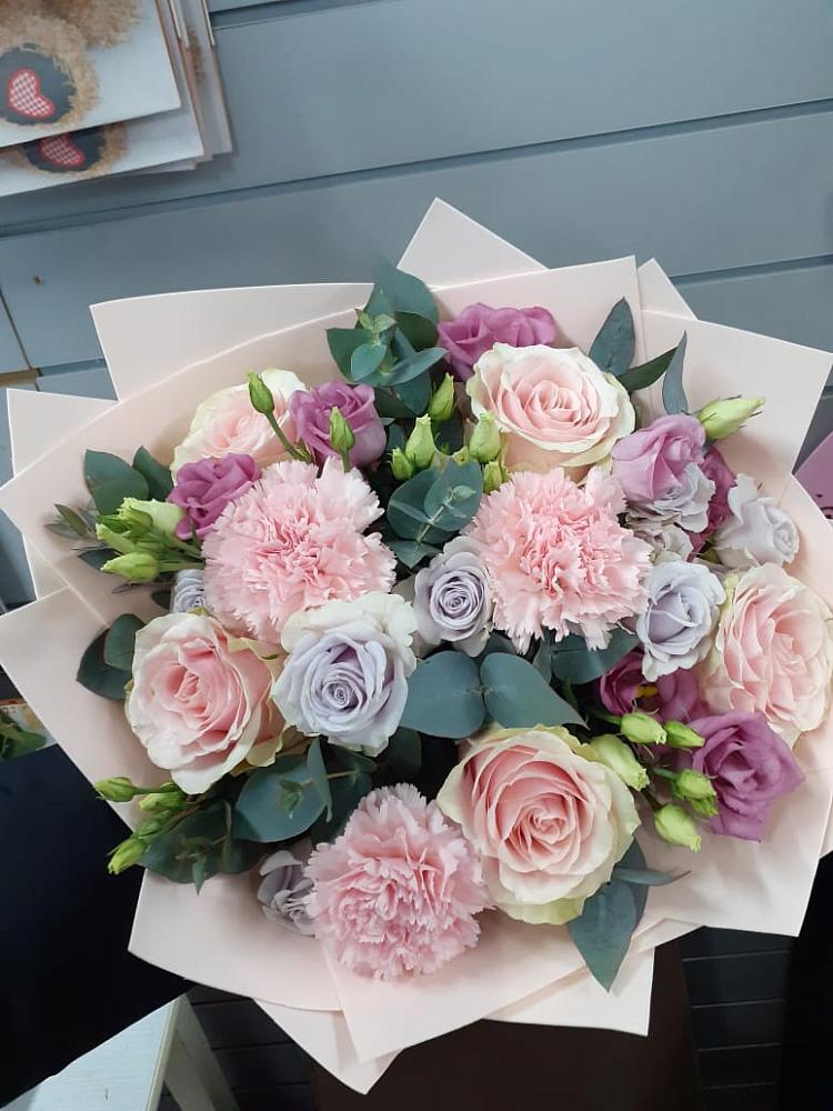 Букет цветов из: Розы, Гвоздики и Лизиантусы в Кохме