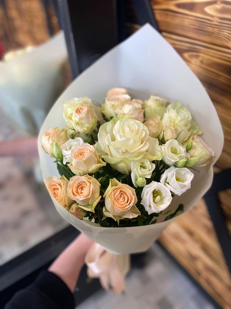 Букет цветов из: Розы и Лизиантусы в Кохме